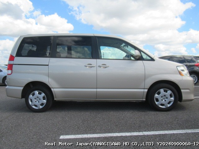 2004 TOYOTA NOAH thumbnail 4